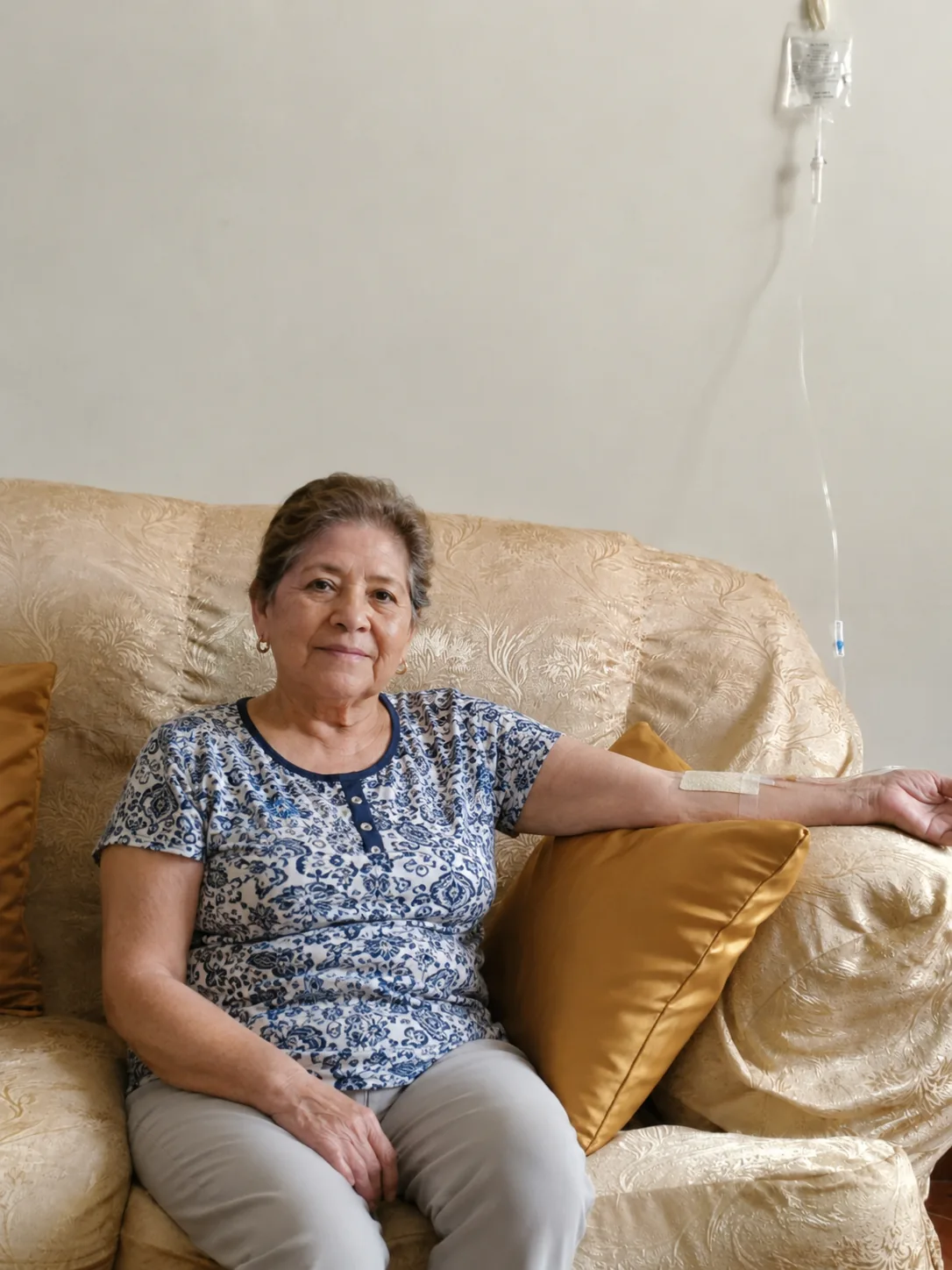 Adulta mayor recibiendo tratamiento endovenoso a domicilio